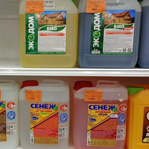 Антисептики для защиты древесины Сенеж и Экодом на полке магазина «Снабженец»