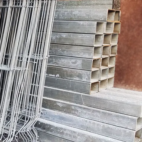 Оцинкованные заборные столбы 60×40 и 3D-панели на складе